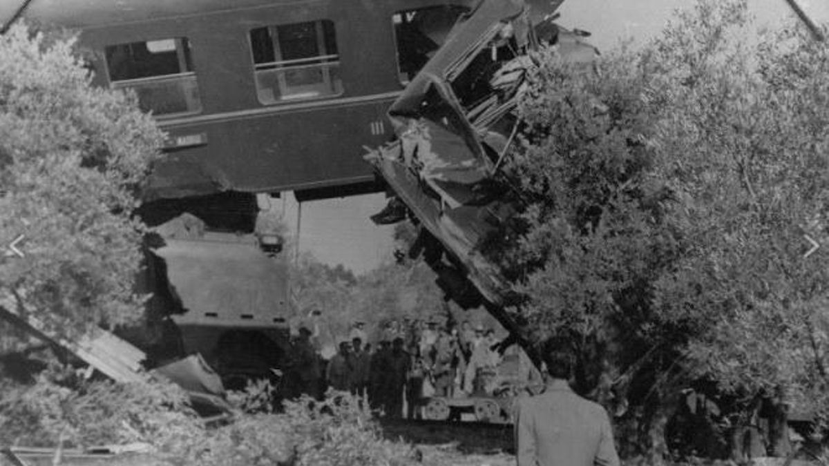 Estado en que quedó el tren siniestrado en Puente Genil en 1954