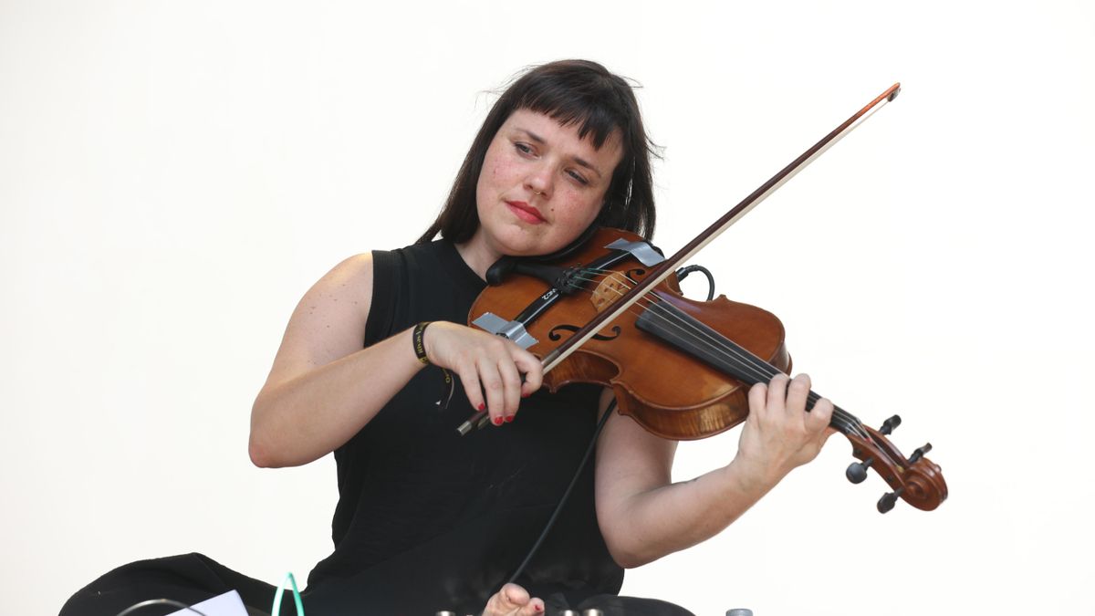Sara Muñiz pone música en directo al espectáculo con su violín.