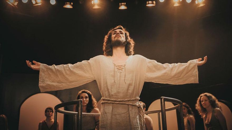 Primeras imágenes de la serie 'Camilo Superstar' de Atresplayer, que se verá junto a 'La red púrpura' en San Sebastián