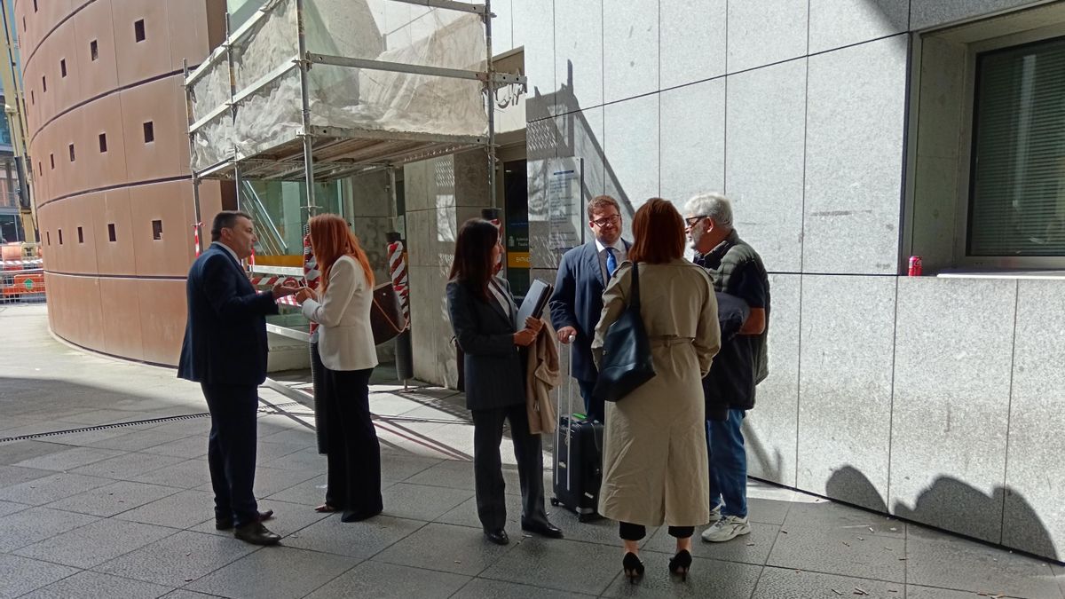 Laureano Oubiña, segundo por la derecha, en un corrillo con varios abogados de la causa.