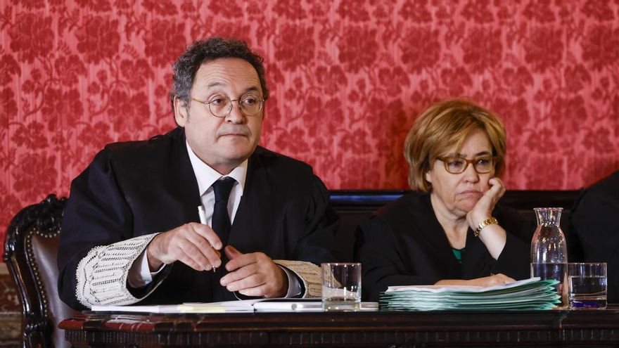 El fiscal general del Estado, Álvaro García Ortiz, acompañado de su abogada Consuelo Castro, este lunes en el inicio del juicio