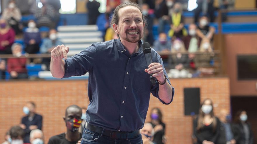 El candidato de UP a la Presidencia de la Comunidad, Pablo Iglesias interviene durante un acto en el Polideportivo municipal Cerro Buenavista de Getafe, a 27 de abril de 2021