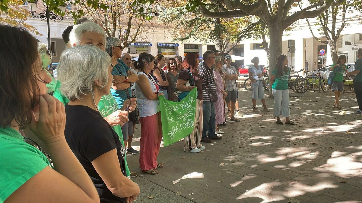 Un momento de la protesta de este martes convocada por los sindicatos en Huesca.