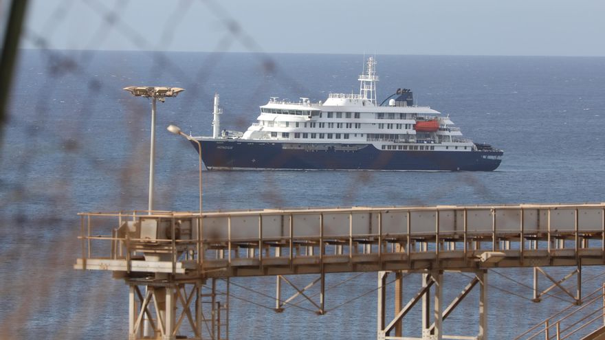 El crucero holandés MV Hondius está anclado frente a Praia, Cabo Verde.