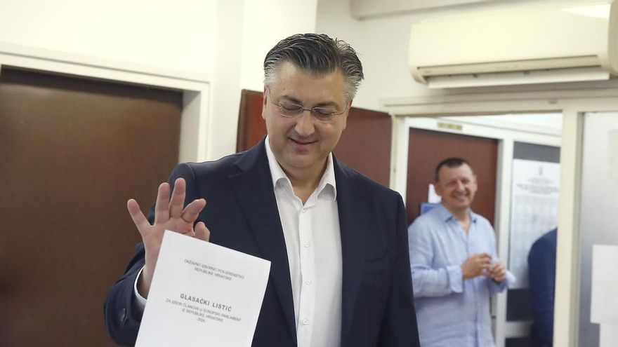 Andrej Plenkovic, presidente de Croacia, vota en estas elecciones europeas.