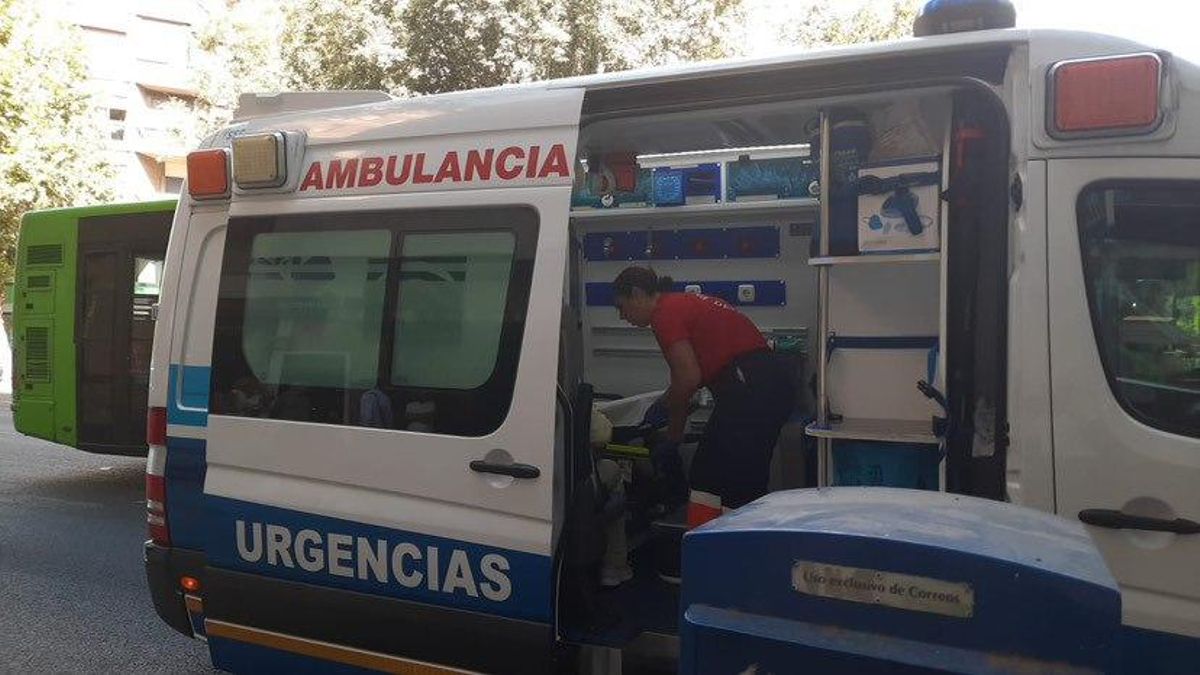 Herida una mujer dentro de un autobús de Aucorsa tras romper un cristal con la cabeza