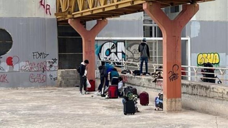 PP y Vox vuelven a hostigar a las personas sin hogar en València: planean construir estanques donde acampan