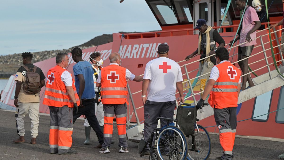 Archivo - Trabajadores de la Cruz Roja atienden a los 190 migrantes rescatados por una embarcación de Salvamento Marítimo tras llegar anoche en una patera, en el puerto de la Restinga de El Hierro, a 6 de junio de 2024, en El Hierro, Canarias (España).