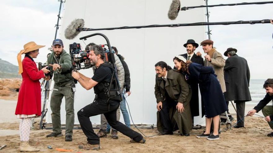 El equipo de 'El Ministerio del Tiempo', en plena grabación de una escena