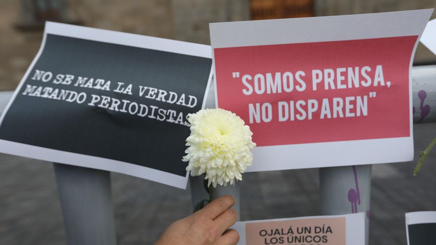 Periodistas protestan para pedir justicia por la muerte de compañeros de profesión asesinadosen Ciudad de México. 
