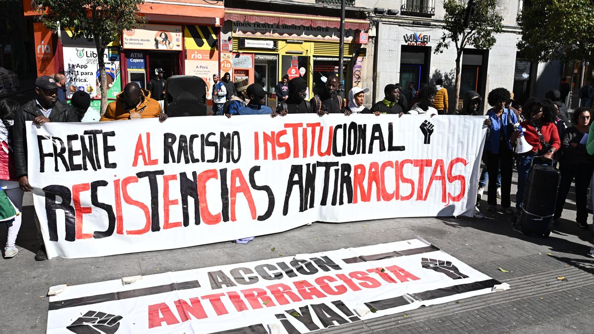 Colectivos antirracistas y de migrantes de Madrid se concentran en la plaza de Lavapiés contra el racismo policial, tras la detención el jueves en Madrid del exdiputado de Podemos en la Asamblea de Madrid, Serigne Mbayé. 