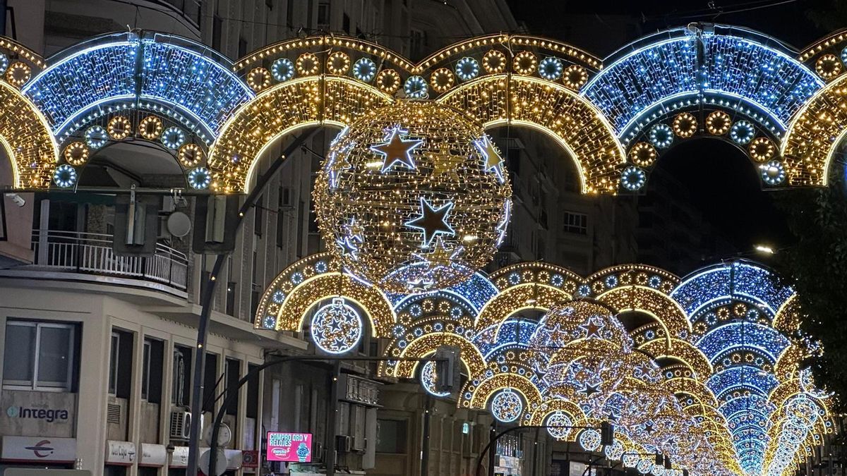 Iluminación navideña en la Gran  Vía de Murcia