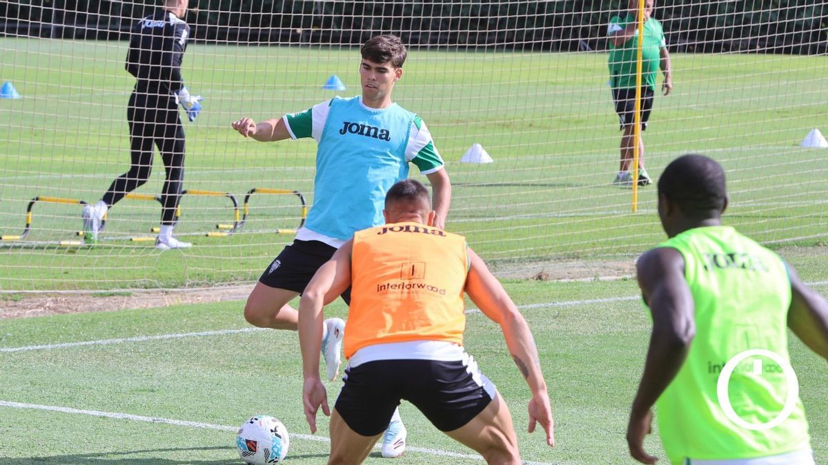 Jan Salas, durante su primer entrenamiento con el Córdoba CF