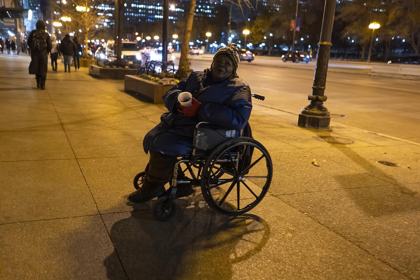 Una mujer en silla de ruedas pide limosna en la zona conocida Chicago Loop (U.S.A). | JOAQUÍN GÓMEZ SASTRE