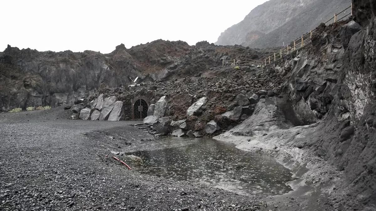 Imagen de archivo de una charca natural en la entrada de la galería de Fuente Santa en  la playa de Echentive, en la costa del municipio de Fuencaliente.