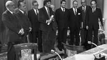 Se firman los Pactos de la Moncloa. Los representantes de los grupos parlamentarios proceden a firmar en el Palacio de la Moncloa el documento de medidas económicas. De iz a dcha: Enrique Tierno Galván (PSP), Santiago Carrillo (PCE), José María Triginer (Federación catalana PSOE), Joan Raventos (PSC), Felipe González (PSOE), Juan Ajuriaguerra (PNV), Adolfo Suárez (UCD), Manuel Fraga (AP), Leopoldo Calvo Sotelo(UCD) y Miguel Roca (Minoría Catalana), el 25 de octubre de 1977.