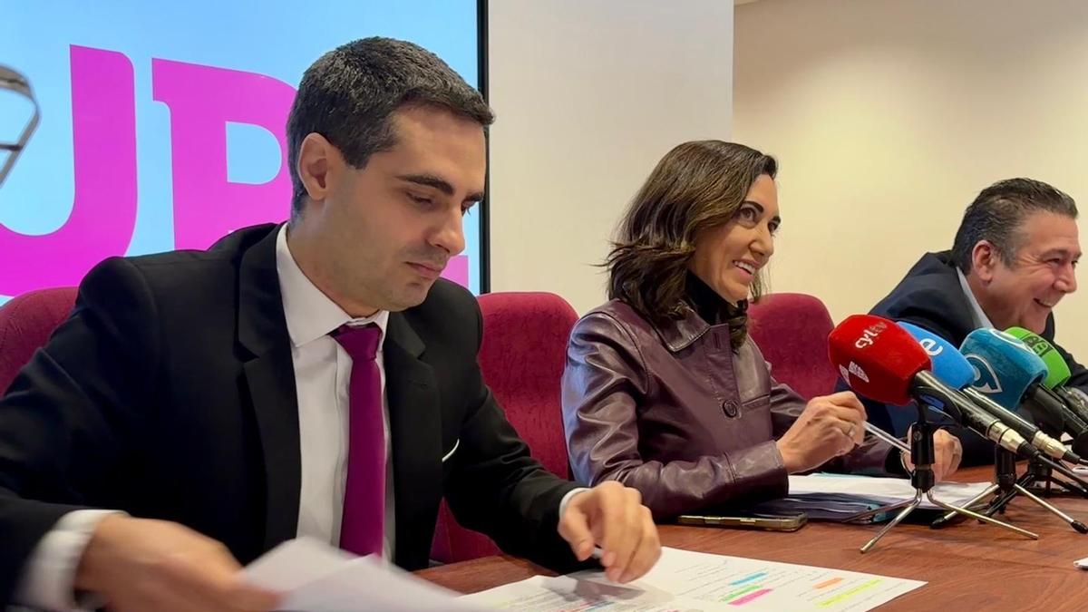 Carlos Salgado, Alicia Gallego y Luis Mariano Santos en la rueda de prensa de fin de mandato autonómico.