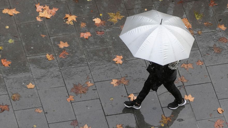 La Agencia Estatal de Meteorología (Aemet) prevé para hoy, martes, precipitaciones persistentes en el oeste de Galicia, así como temperaturas en ascenso, salvo en el extremo noroeste, área mediterránea y en Canarias, donde permanecerán con pocos cambios. EFE/Javier Cebollada