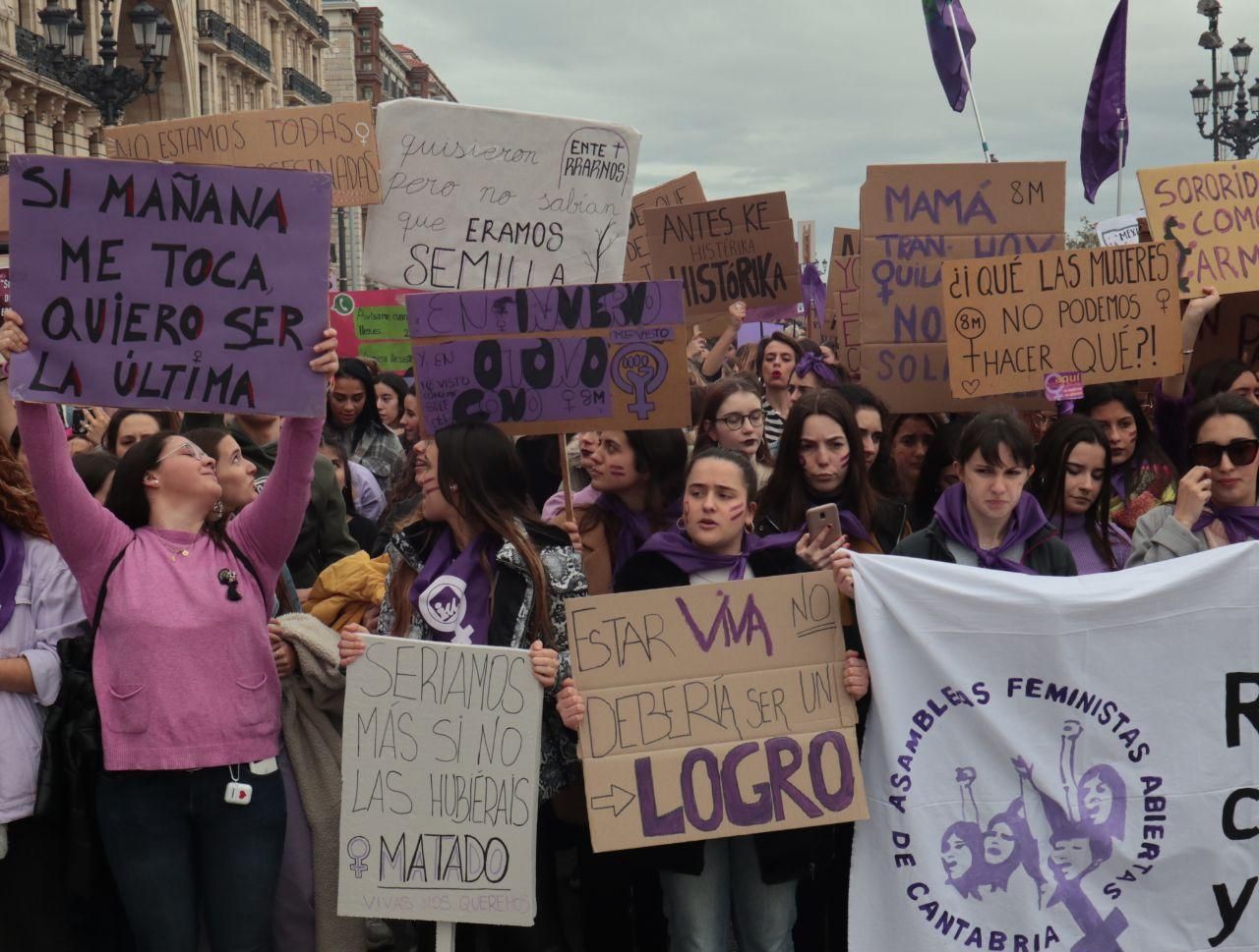 Manifestación feminista por el 8M en Santander. | ANDRÉS HERMOSA