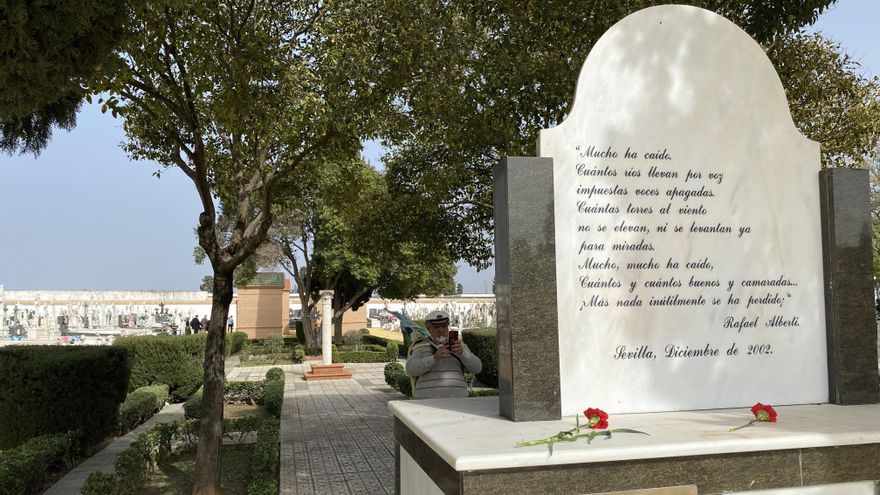 Los memorialistas de Sevilla no se fían del Ayuntamiento y le empujan a exhumar ya la gran fosa franquista de Monumento