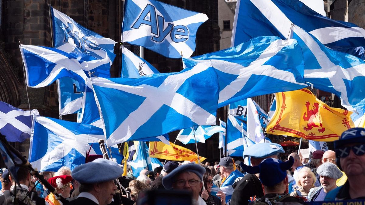 Un grupo de personas en una marcha a favor de la independencia de Escocia en Edimburgo el 5 de septiembre. 

Firma: