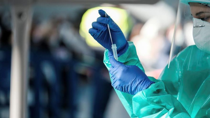 Personal sanitario realiza a la población un cribado masivo.