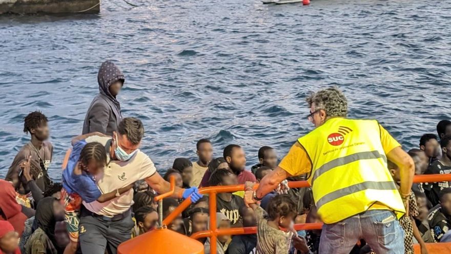 Archivo - Efectivos del SUC en el rescate de un cayuco en el puerto de La Restinga