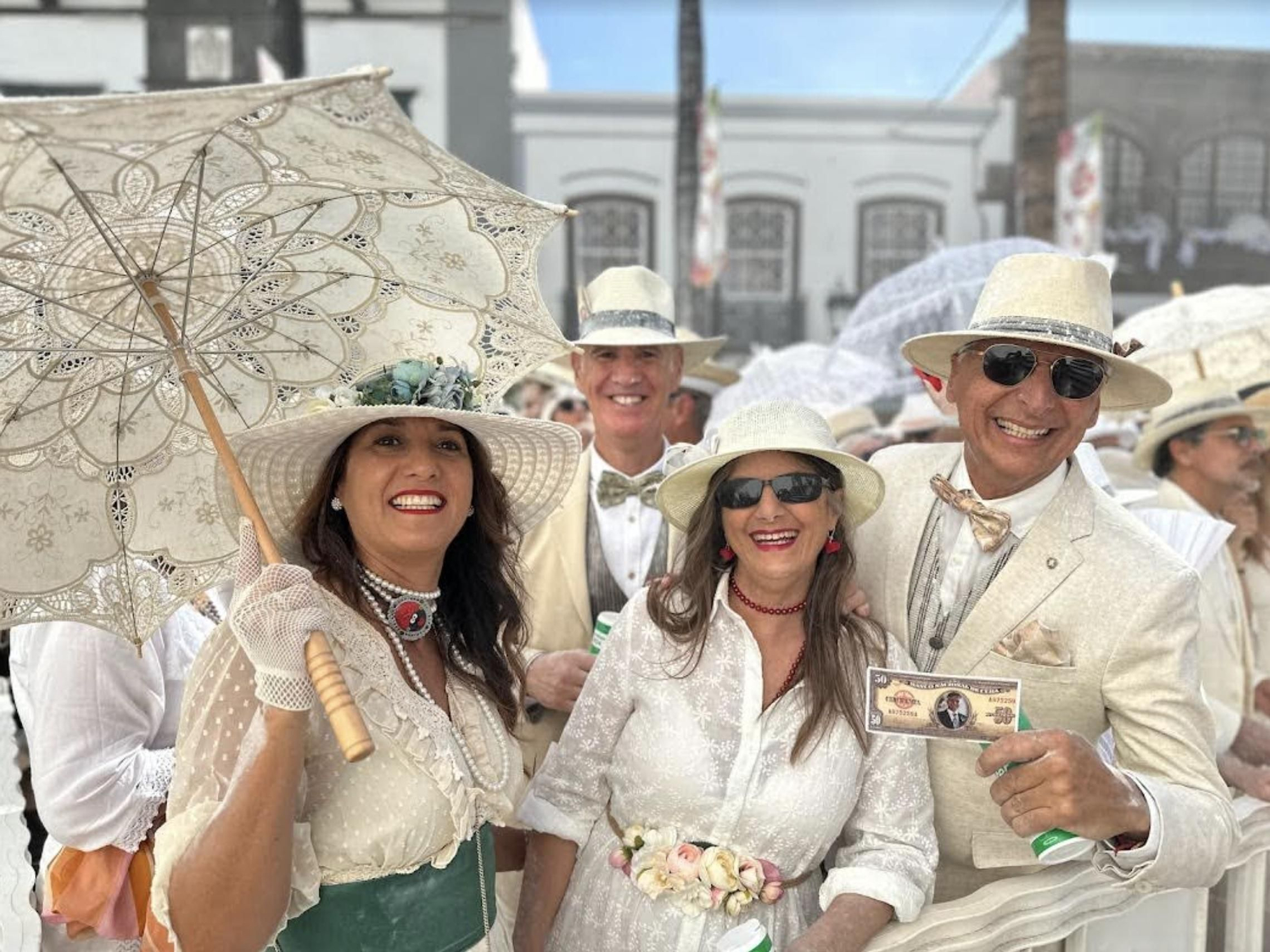 Santa Cruz de La Palma revive un gran desembarco indiano en el mejor lunes de carnaval de Canarias.