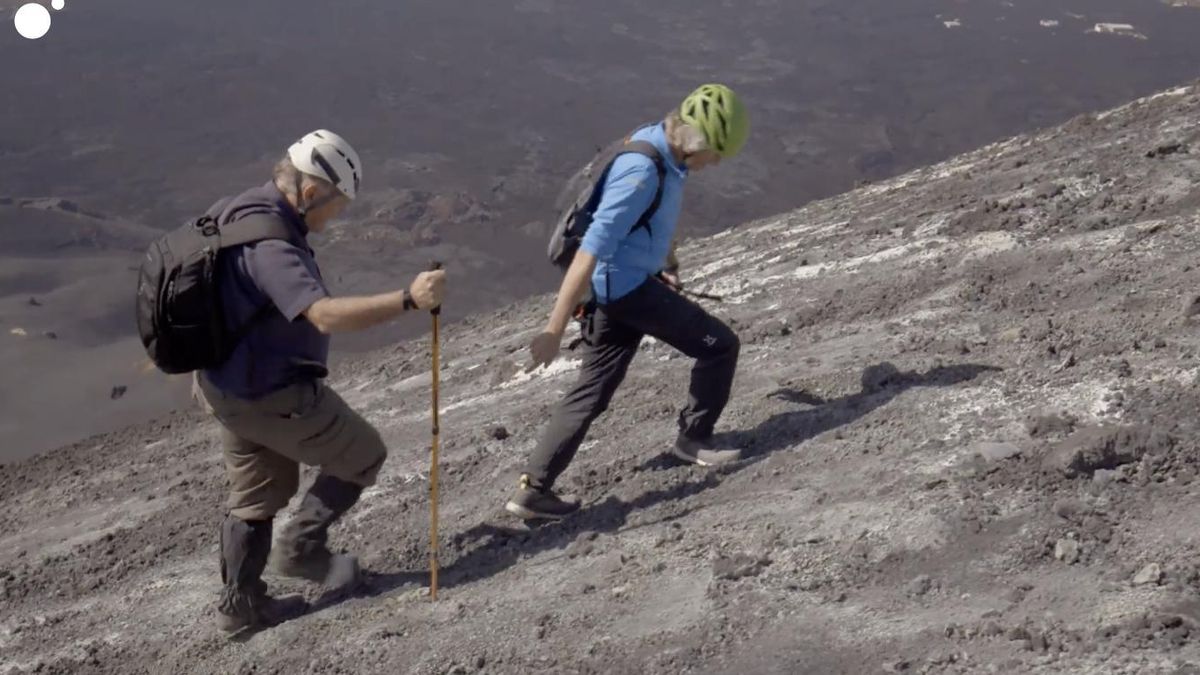 Aventura al límite en el volcán de La Palma: Pedro Piqueras llega a la cima con las botas derretidas por el calor