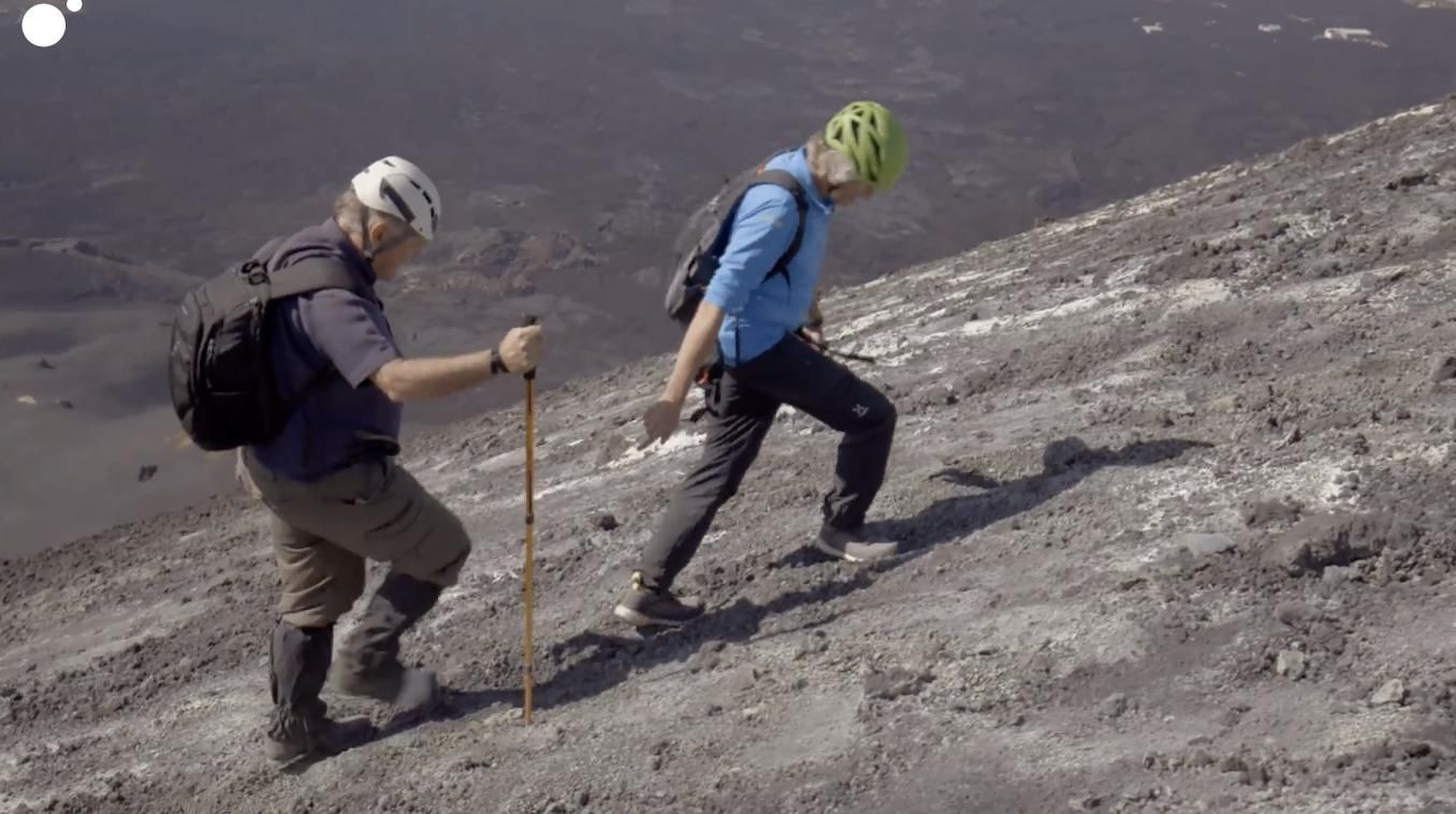 Pedro Piqueras y Jesús Calleja en el ascenso hacia la cima del volcán. PLANETA CALLEJA