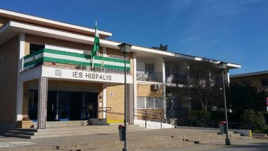 El cierre de un instituto en Sevilla para ampliar una residencia obliga a reubicar a 500 alumnos en centros ya "saturados"