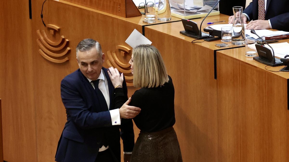 Vox mantiene el pulso con el PP en Extremadura hasta después de las elecciones en Aragón