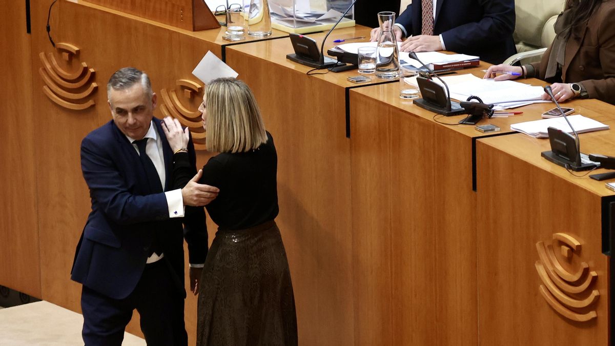 María Guardiola saluda al diputado autonómico y senador de Vox Ángel Gordillo, el pasado enero.