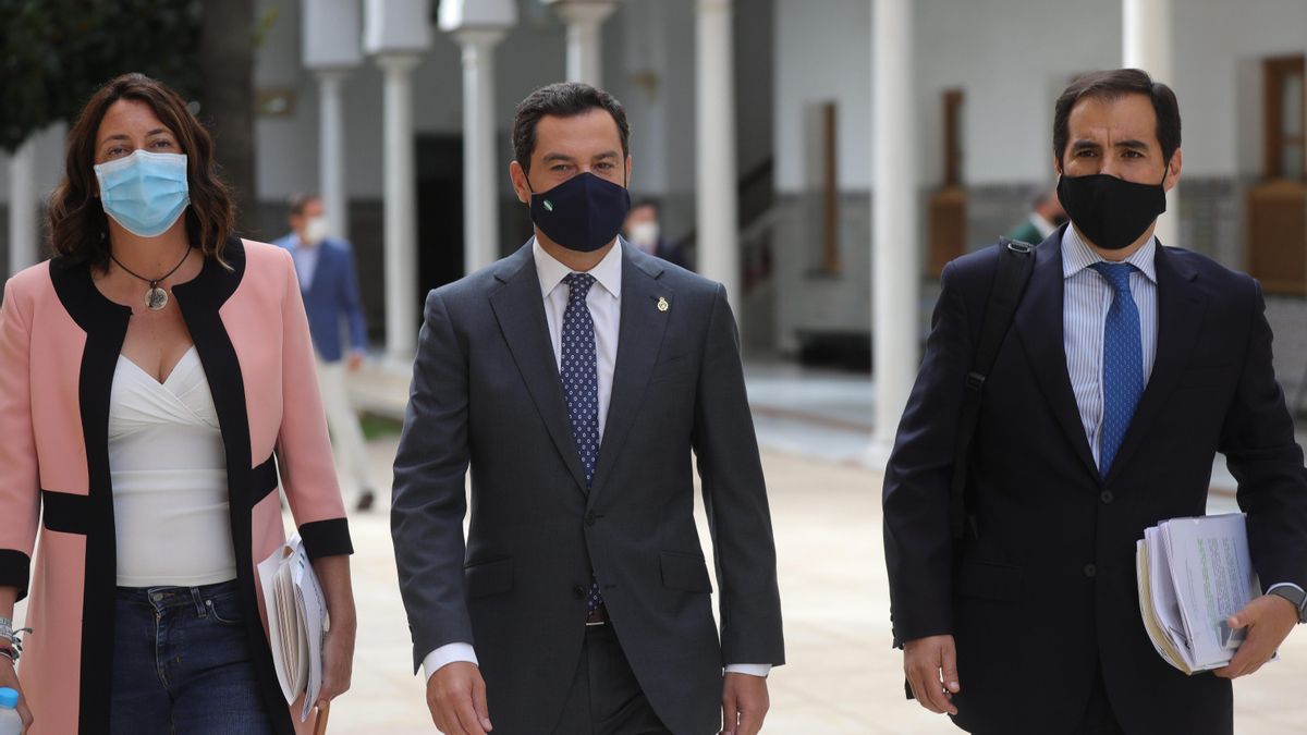 El presidente de la Junta de Andalucía, Juanma Moreno, a la llegada a la sesión de control al gobierno en el Pleno del Parlamento de Andalucía. En Sevilla (Andalucía, España) a 24 de septiembre 2020 (Foto de archivo).