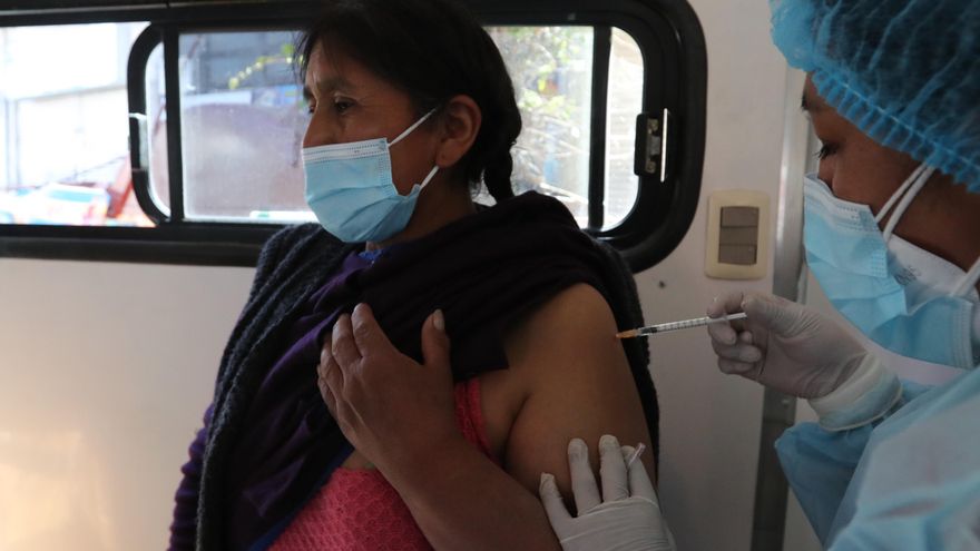 Una funcionaria de Salud vacuna contra la Covid-19 a una persona embarazada en Bolivia, en una fotografía de archivo. EFE/Martín Alipaz