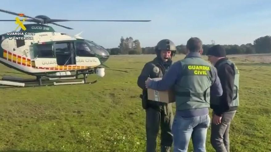 Entrega de muestras de ADN de víctimas de Adamuz a un piloto de la Guardia Civil