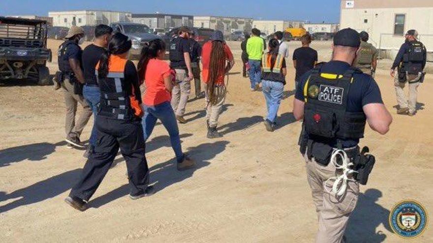 Las autoridades migratorias de EEUU detienen a 475 personas tras una macrorredada en una planta de Hyundai en el estado de Georgia
