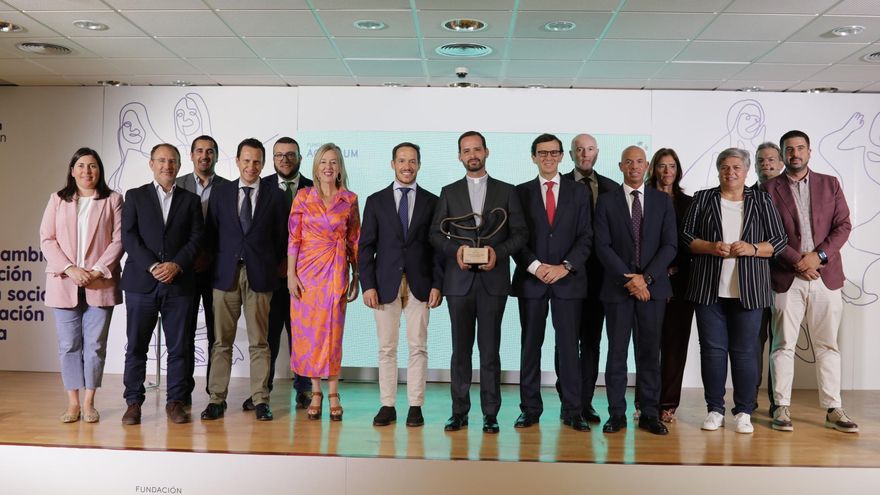 El padre Alberto Hernández tras recibir el galardón.