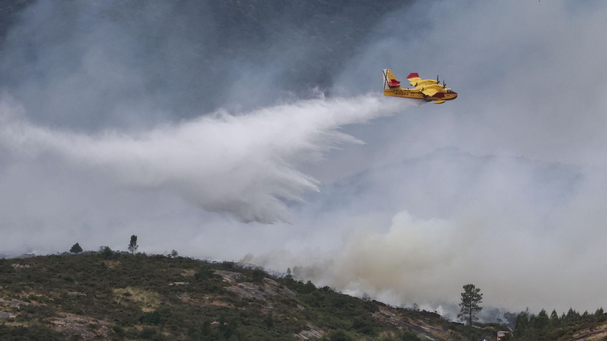 El incendio en el Parque Natural das Fragas do Eume calcina 50 hectáreas y obliga a evacuar el monasterio de Caaveiro