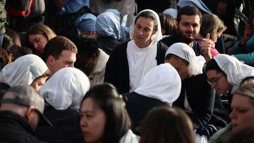 Varias personas esperan al inicio del funeral del Papa, este sábado