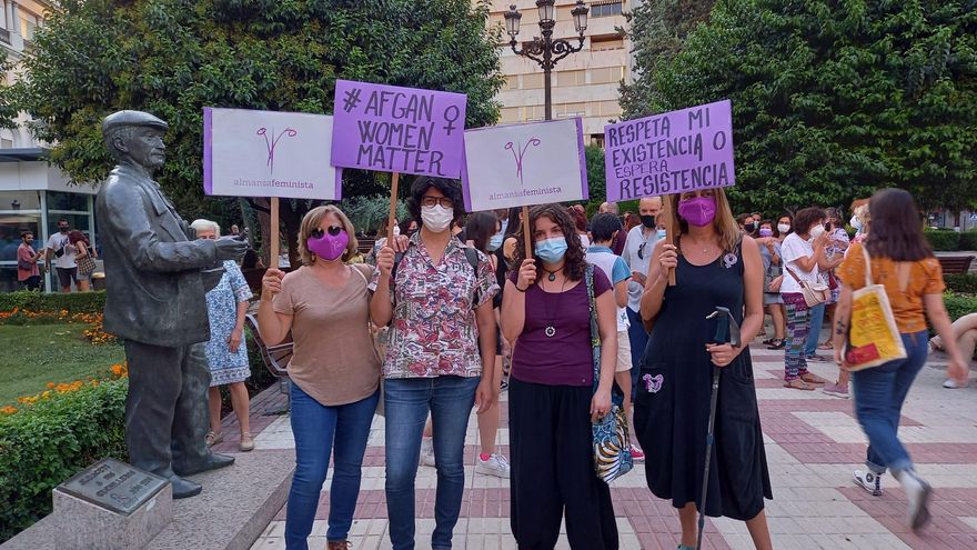 Concentración en defensa de los derechos de las niñas y mujeres afganas