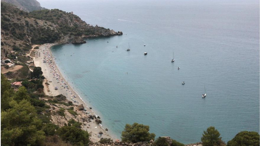 Por qué las playas de Maro en Nerja han recibido la primera bandera negra por la contaminación de las cremas solares