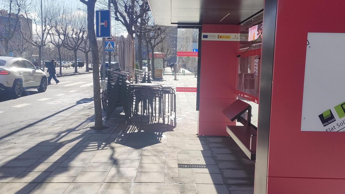 Quejas vecinales porque las nuevas marquesinas de la Junta 'invaden' la zona peatonal en aceras de Eras de Renueva
