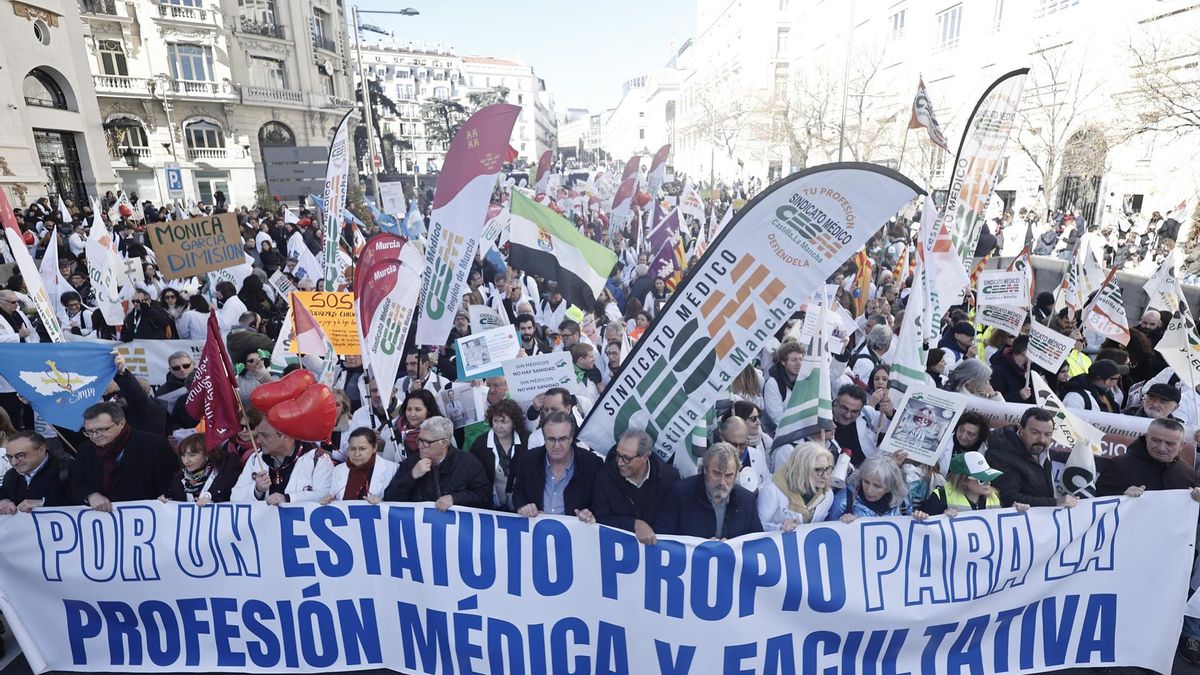 Miles de médicos se manifiestan en Madrid por un estatuto propio y avisan de más paros