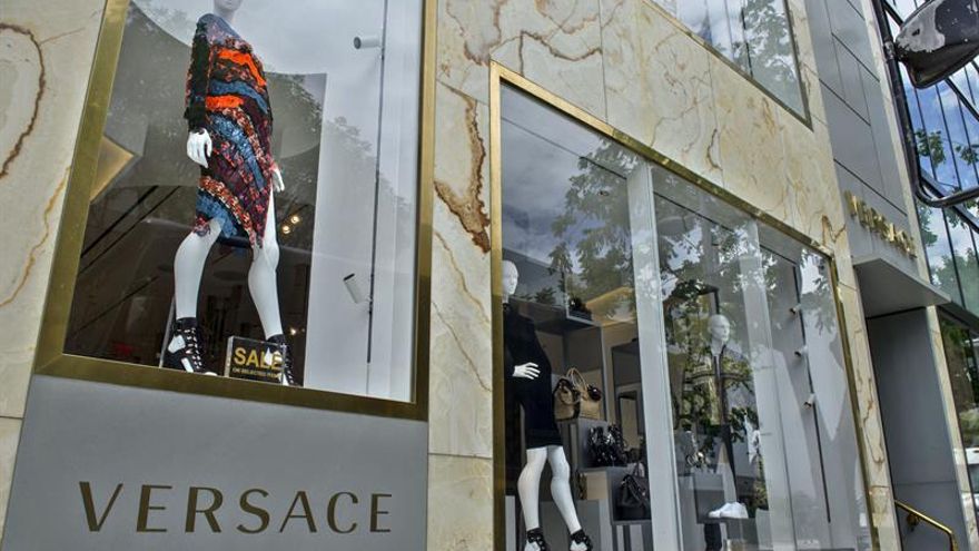 Vista de la fachada de una tienda Versace.