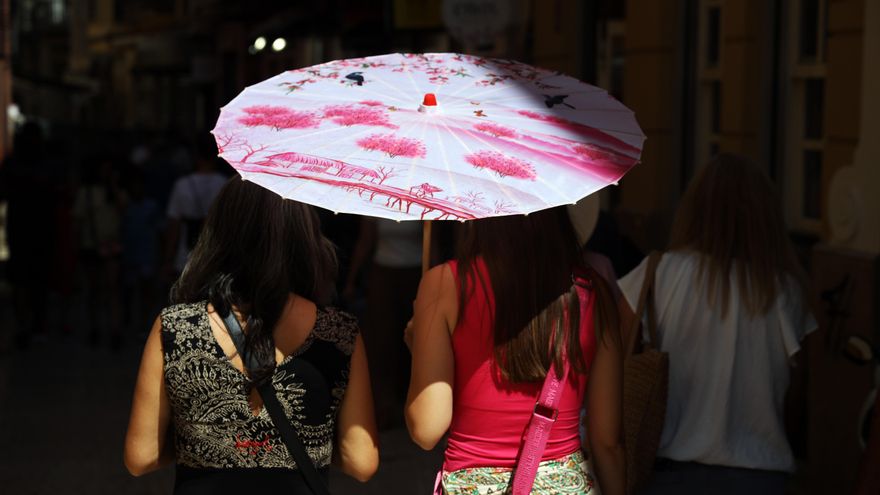 El calor se intensifica este jueves con 40 grados y avisos en 11 comunidades