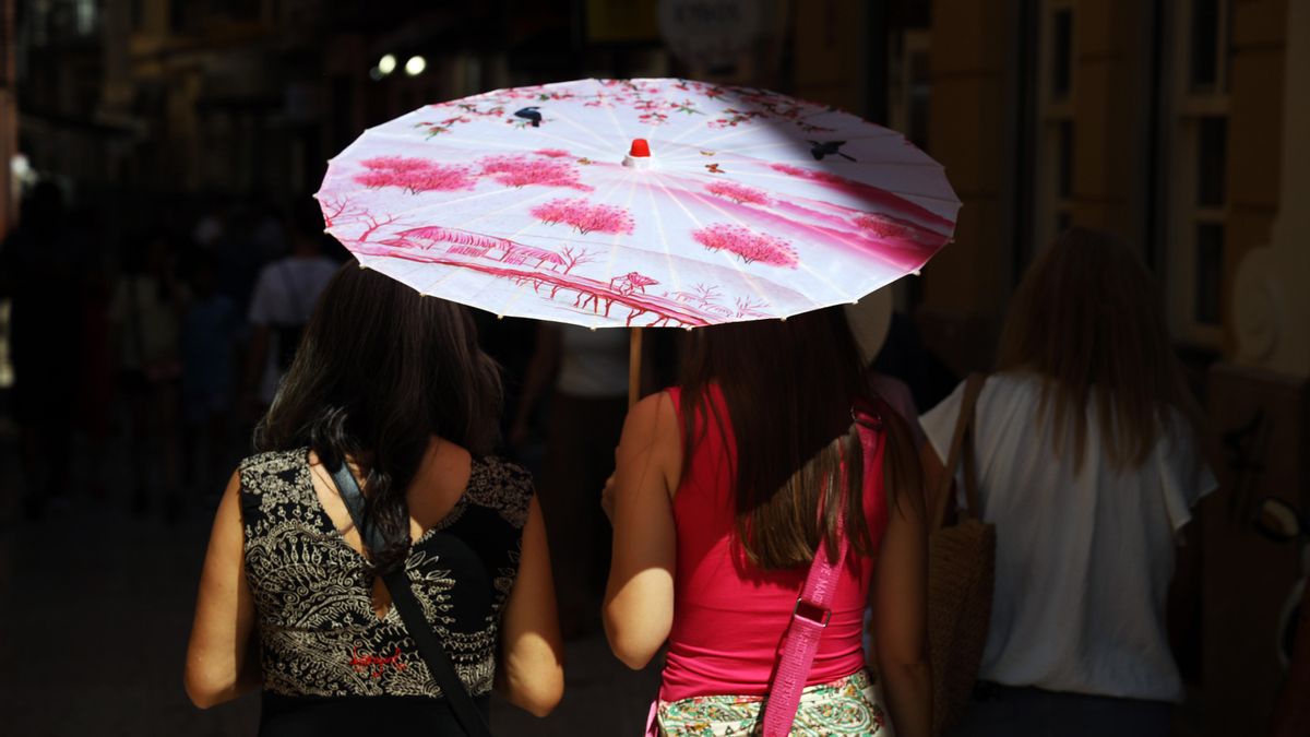 El calor se intensifica este jueves con 40 grados y avisos en 11 comunidades