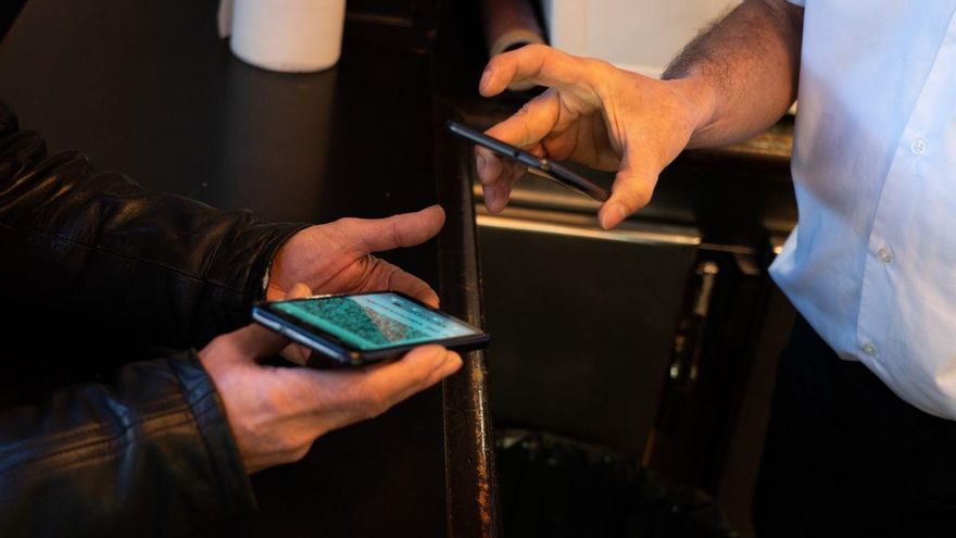 Galicia, ante la sexta ola: certificado COVID para más actividades y menos personas a la mesa