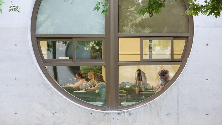 Archivo - Estudiantes de la UPNA durante una clase.