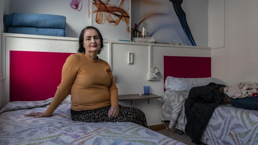 Rosa Bermúdez en su nueva habitación, alquilada por ella misma los fines de semana.
